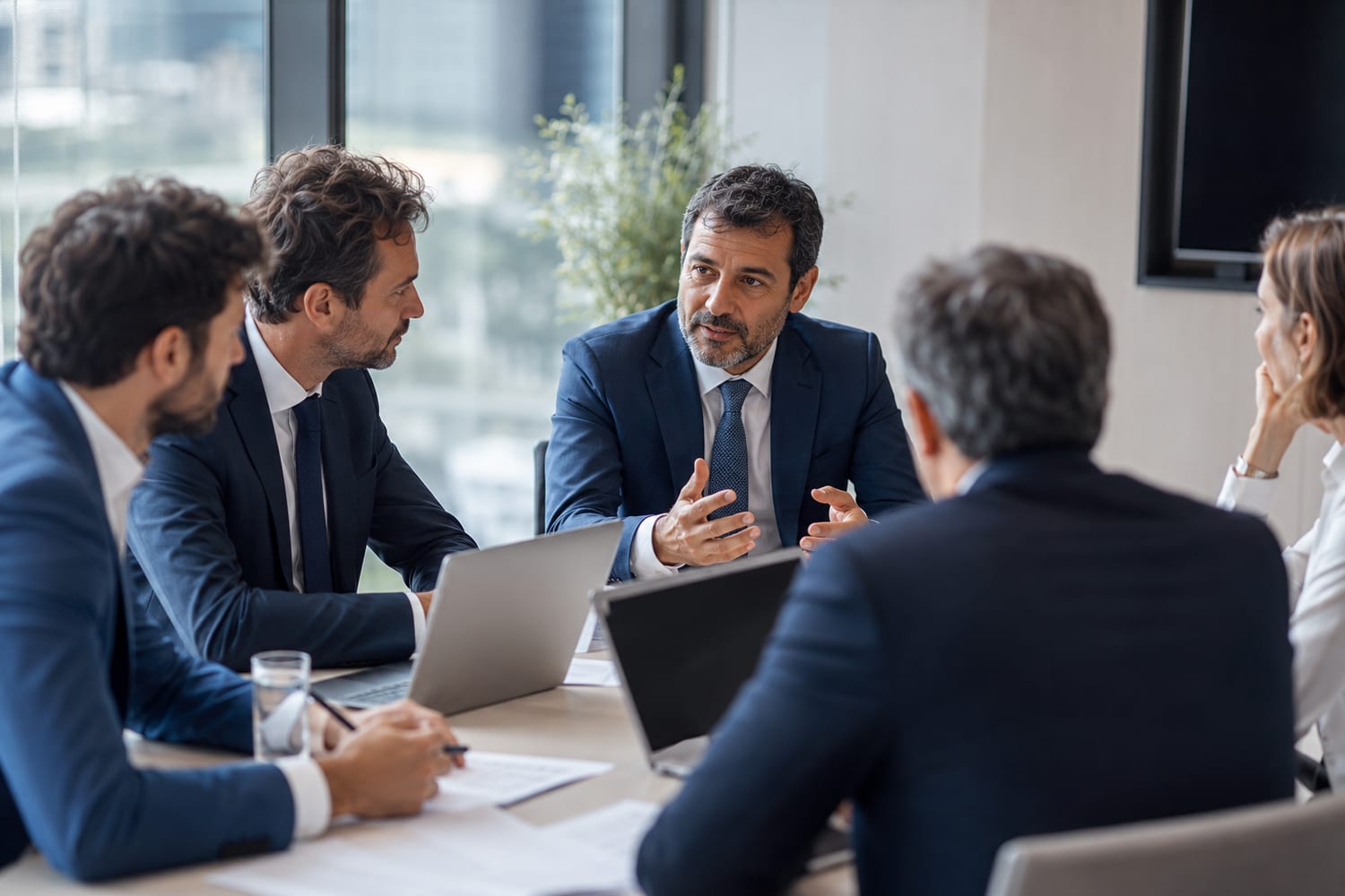 Un team di professionisti in giacca in riunione attorno a un tavolo