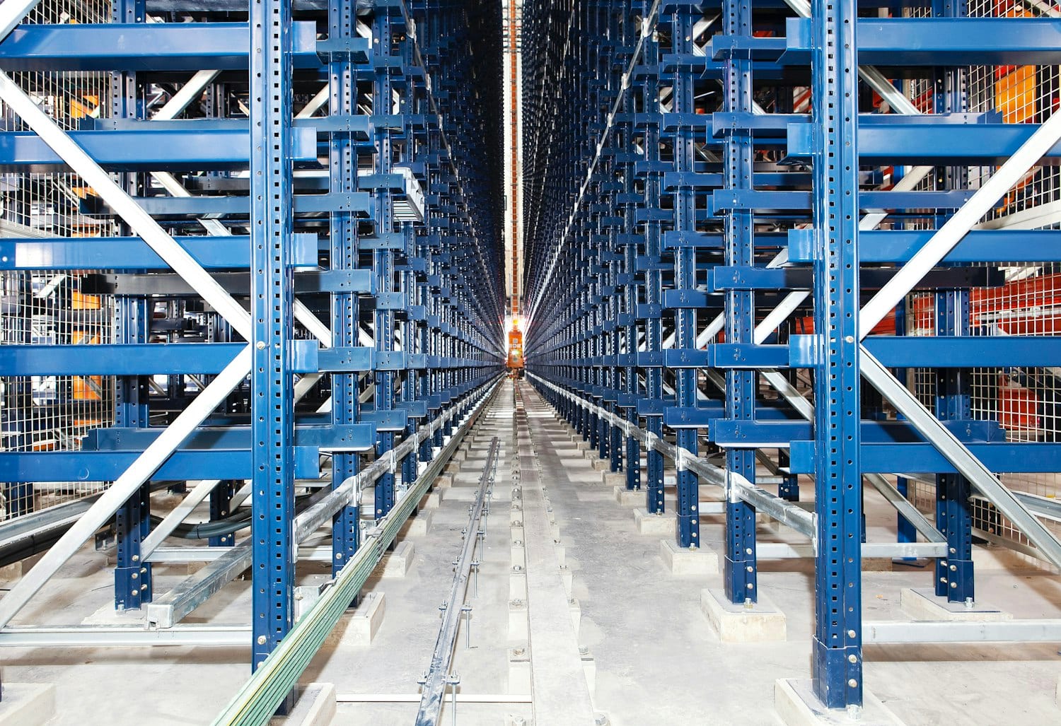 Corsia di un magazzino con scaffalature alte cariche di merce